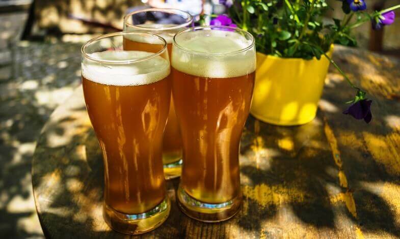 el arte se servir una cerveza artesana