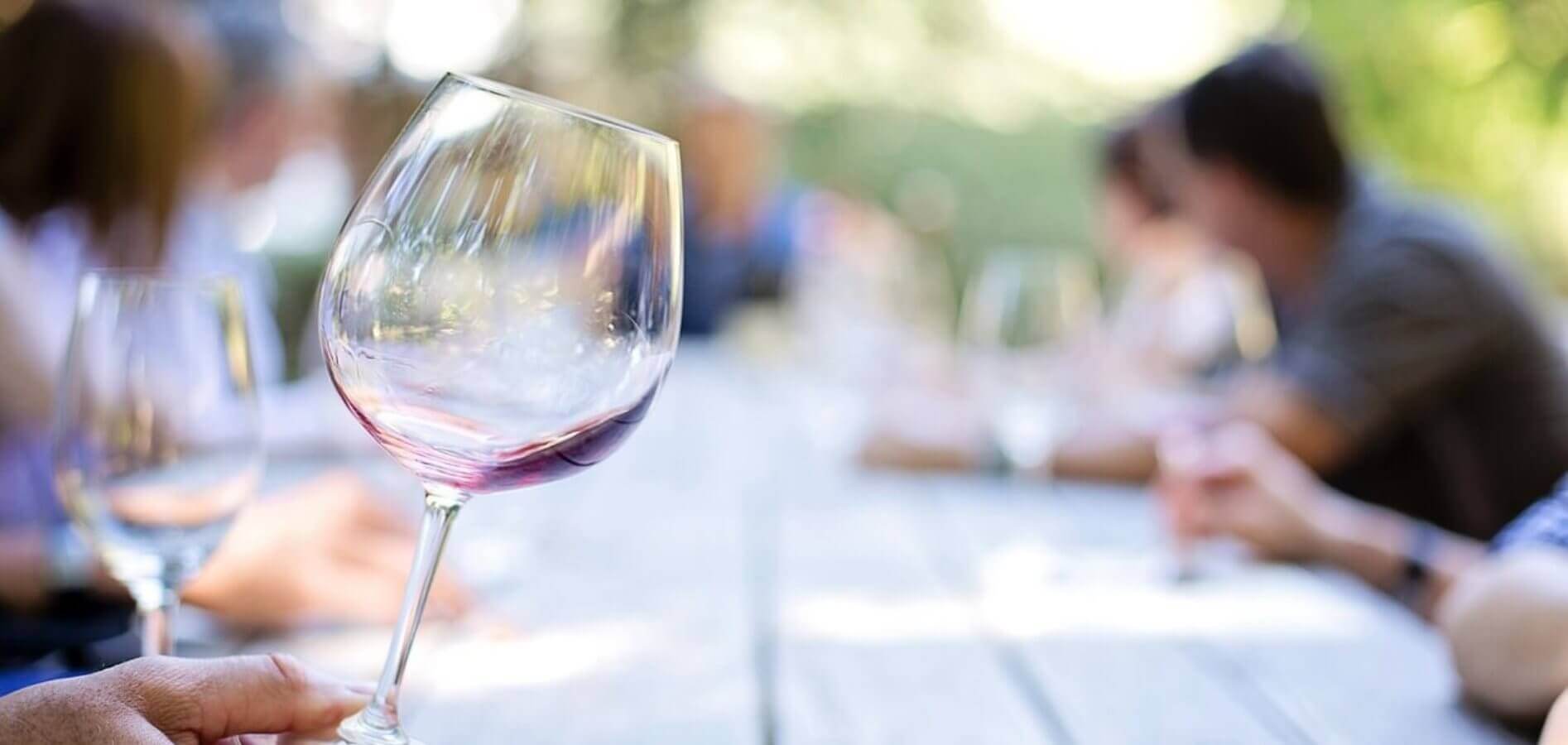 Cata de vino amateurs: el arte de aprender a saborear el vino.